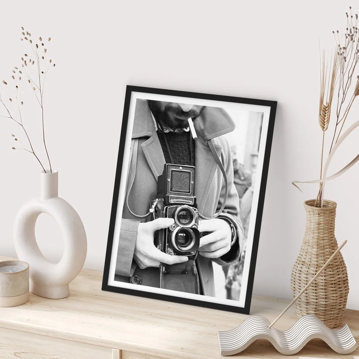 Poster in black frame - Black and white portrait of a man with an analog camera - 50x70cm - In Retro Style - Modern wall decoration for the living room and bedroom ARTTOR