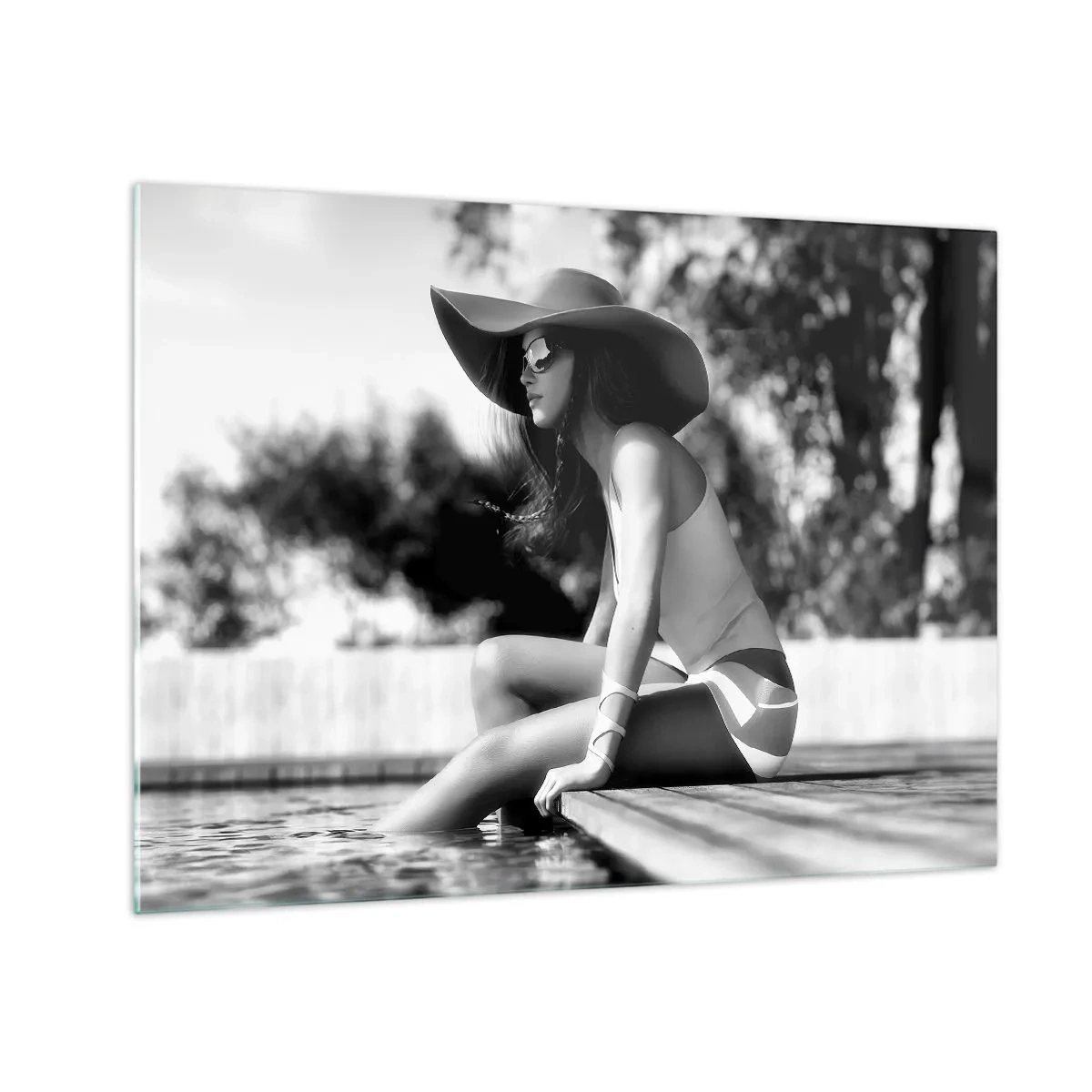 Glass picture - Woman wearing a hat sitting by the pool in black and white - 70x50cm - Summer Dream - Modern wall decoration for the living room and bedroom ARTTOR