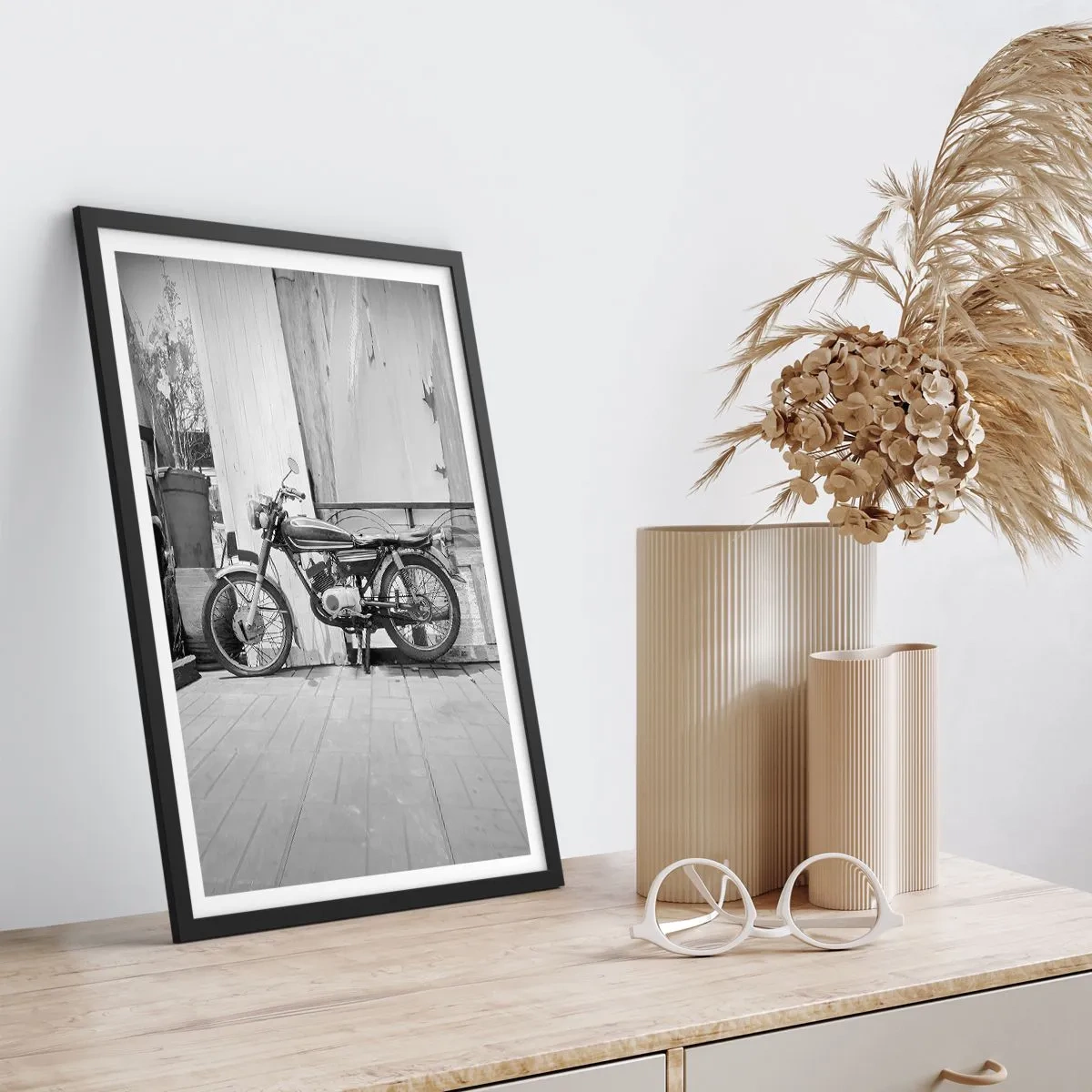 Poster in black frame - Retro motorcycle against a wooden wall - 50x70cm - Classics above All - Modern wall decoration for the living room and bedroom ARTTOR